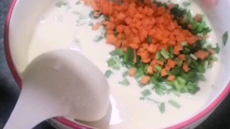 菠萝汁鸡蛋饼(视频),加入韭菜和胡萝卜
