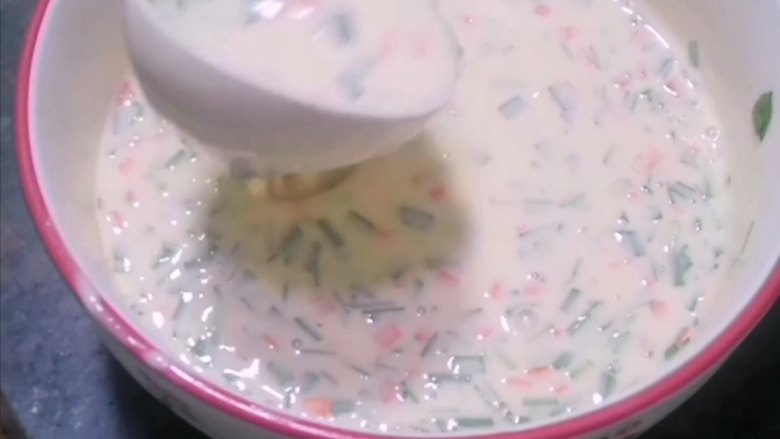 菠萝汁鸡蛋饼(视频),搅拌均匀