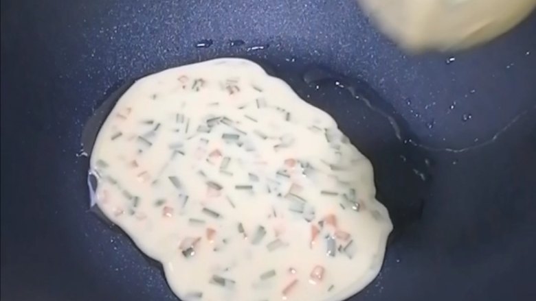 菠萝汁鸡蛋饼(视频),加入适量面糊