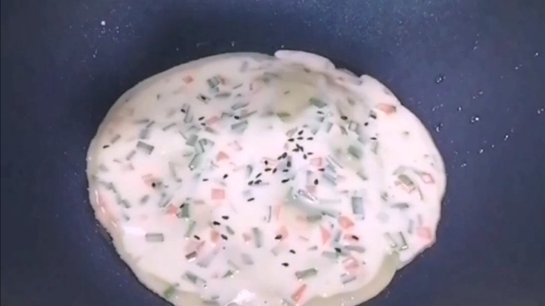菠萝汁鸡蛋饼(视频),加入<a style='color:red;display:inline-block;' href='/shicai/ 668'>黑芝麻</a>
