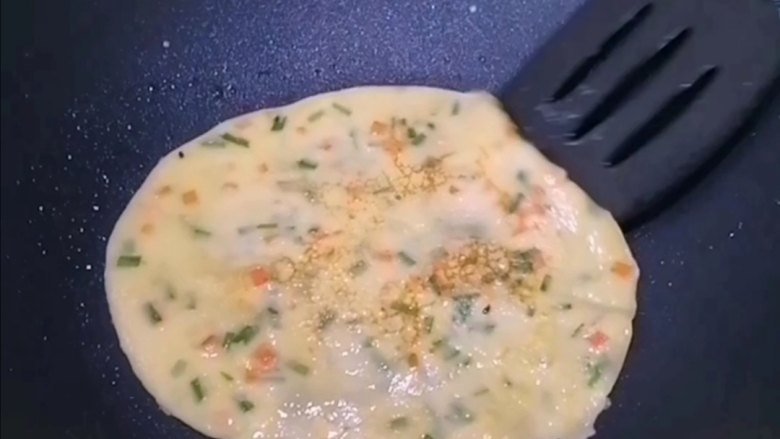 菠萝汁鸡蛋饼(视频),多次翻面,煎至熟