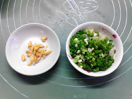白菜煲,生姜拍碎,葱洗净切成葱花,备用。