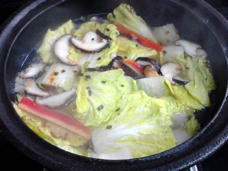 白菜煲,放入炒过的食材,滚开后煮约10分钟。