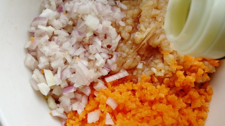 胡萝卜鸡肉饼,切碎的食材放入大碗里,加<a style='color:red;display:inline-block;' href='/shicai/ 718'>料酒</a>去腥。
