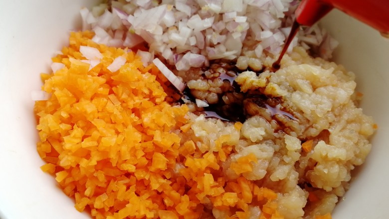 胡萝卜鸡肉饼,加<a style='color:red;display:inline-block;' href='/shicai/ 788'>生抽</a>提鲜,搅拌均匀。