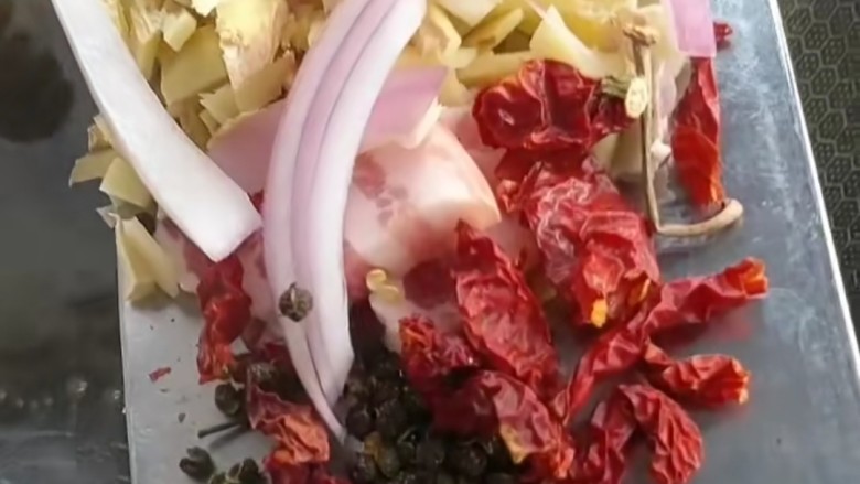 豆角焖肉,洋葱切条,葱<a style='color:red;display:inline-block;' href='/shicai/ 37'>姜</a>蒜,八角,花钱,干辣椒。