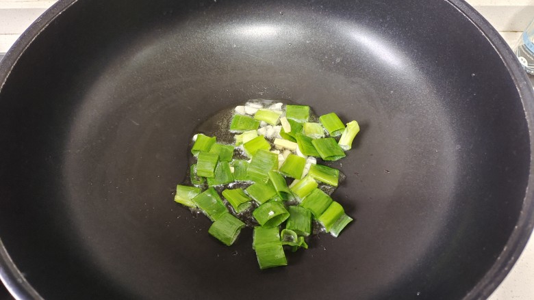 娃娃菜炒木耳,炒锅中加入适量花生油烧热,放入葱姜蒜爆香