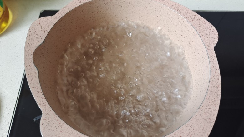 凉拌蒜苗,小锅中加入适量清水煮开,加入1小勺盐,几滴食用油搅拌一下