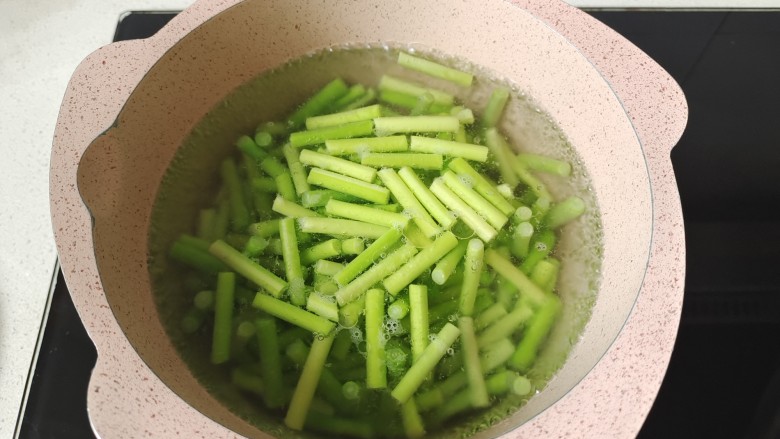 凉拌蒜苗,倒入蒜苔焯水1分钟,捞出过凉水备用
