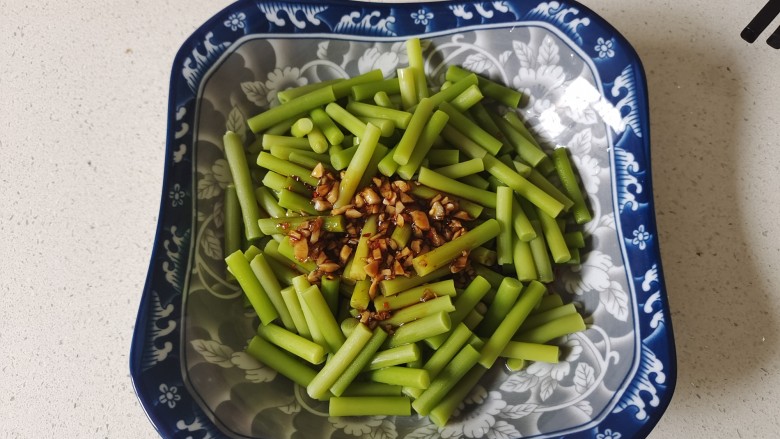 凉拌蒜苗,将调好的料汁浇在蒜苔上，用筷子翻拌均匀即可