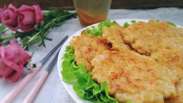 胡萝卜鸡肉饼,胡萝卜低脂鸡肉饼，鲜嫩多汁，好吃不长肉。