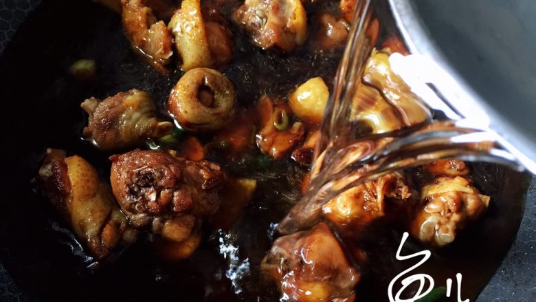 土豆炖鸡腿,添水,淹没鸡块