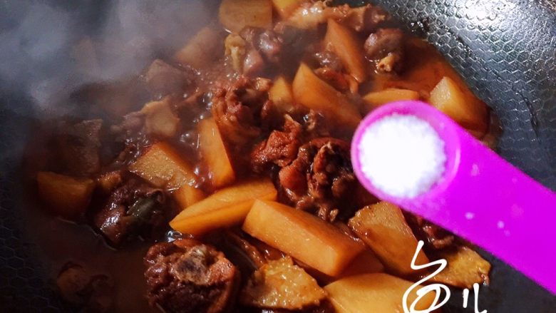土豆炖鸡腿,鸡块9成熟时放入食盐调味,继续炖煮