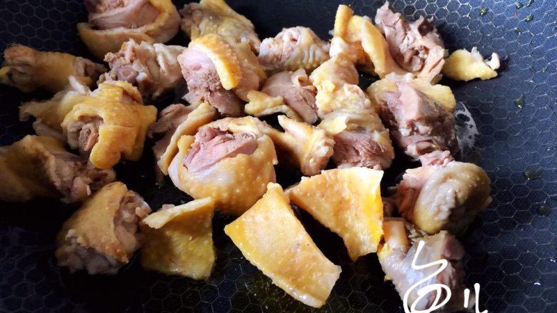 土豆炖鸡腿,油锅烧热,放入鸡块翻炒片刻