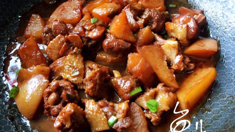 土豆炖鸡腿,鸡块和土豆块炖熟,收浓汤汁熄火