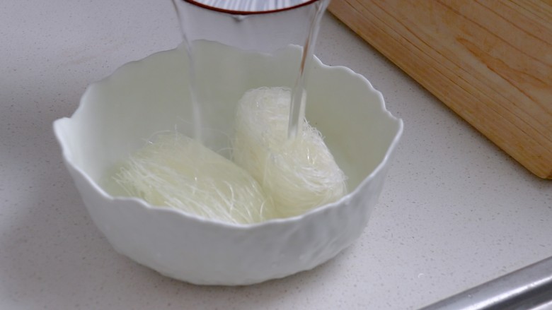 白菜煲(肉末粉丝蛋饺白菜煲),<a style='color:red;display:inline-block;' href='/shicai/ 523'>粉丝</a>冷水泡软