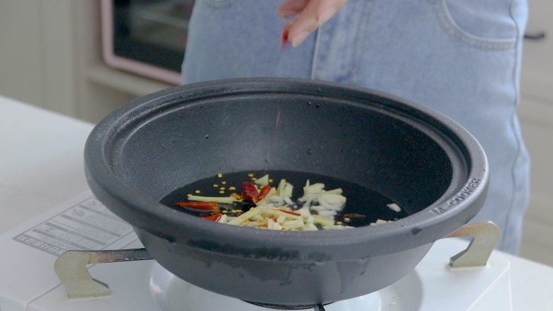 白菜煲(肉末粉丝蛋饺白菜煲),放入<a style='color:red;display:inline-block;' href='/shicai/ 86474'>干辣椒</a>段,炒变色