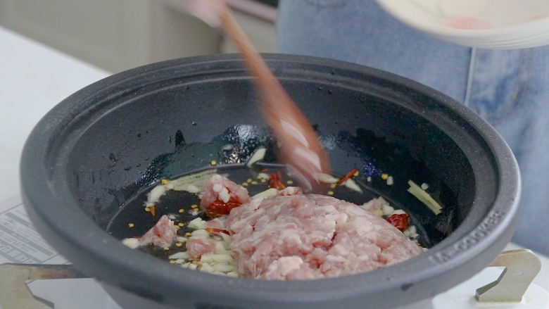 白菜煲(肉末粉丝蛋饺白菜煲),放<a style='color:red;display:inline-block;' href='/shicai/ 442'>肉末</a>