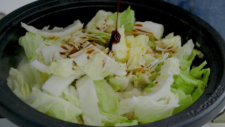 白菜煲(肉末粉丝蛋饺白菜煲),1勺<a style='color:red;display:inline-block;' href='/shicai/ 721'>蚝油</a>,少量盐