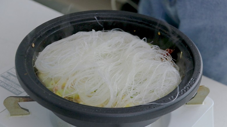 白菜煲(肉末粉丝蛋饺白菜煲),铺上粉丝