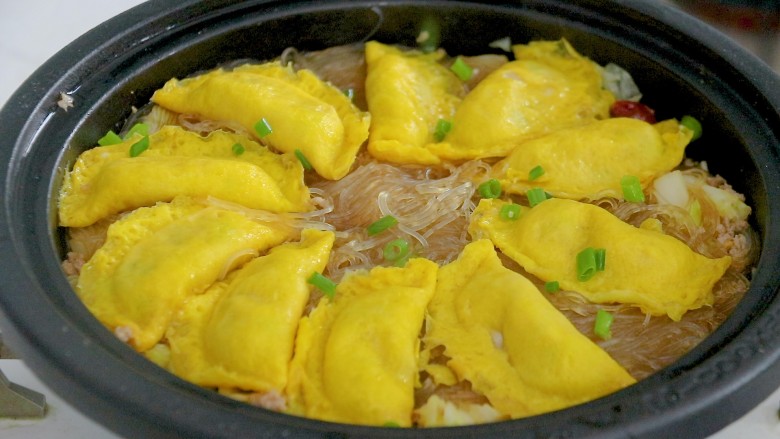 白菜煲(肉末粉丝蛋饺白菜煲),最后撒点葱花更有食欲