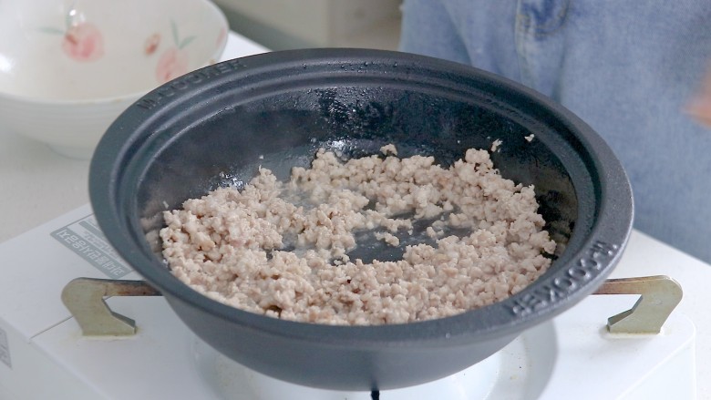 肉末石锅豆腐,一锅熟,翻炒到没有生肉色