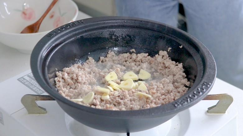 肉末石锅豆腐,一锅熟,放入蒜片