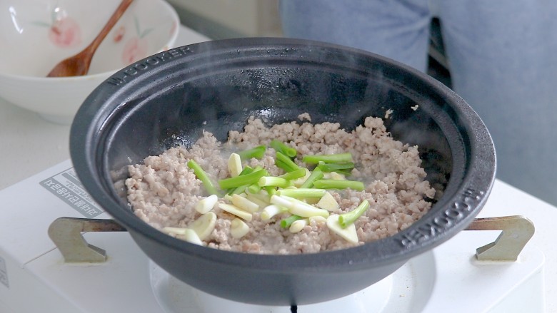 肉末石锅豆腐,一锅熟,葱段