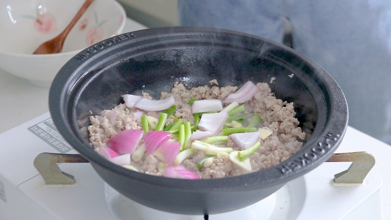 肉末石锅豆腐,一锅熟,洋葱块,翻炒出香味