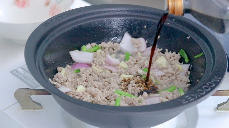 肉末石锅豆腐,一锅熟,2勺<a style='color:red;display:inline-block;' href='/shicai/ 788'>生抽</a>