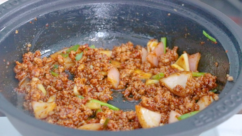 肉末石锅豆腐,一锅熟,翻炒均匀