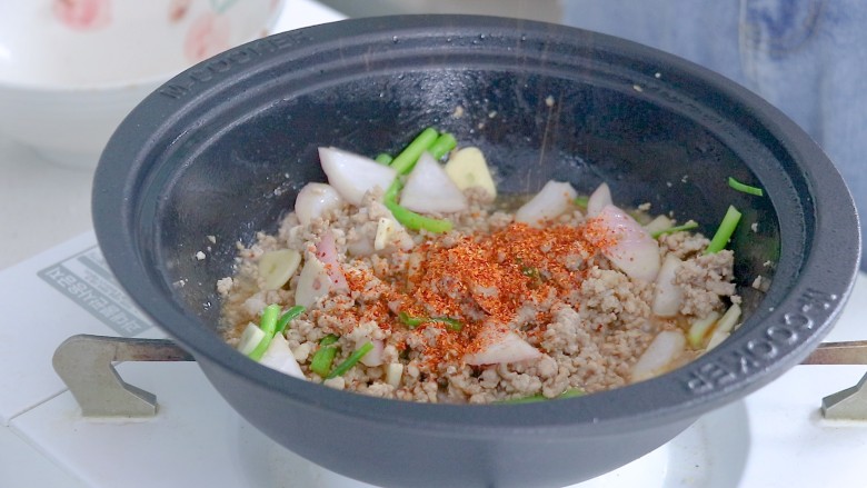 肉末石锅豆腐,一锅熟,1勺<a style='color:red;display:inline-block;' href='/shicai/ 761'>辣椒粉</a>
