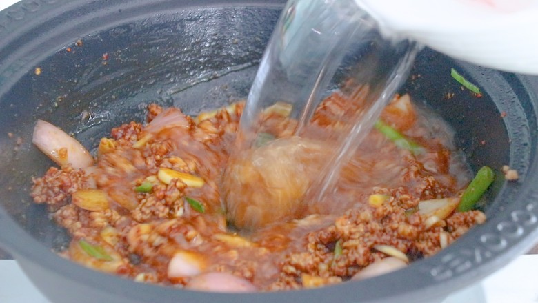 肉末石锅豆腐,一锅熟,倒入半锅多的清水