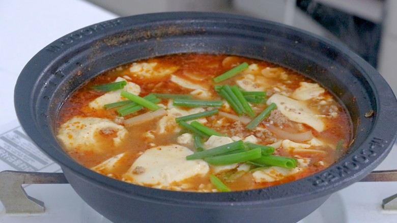 肉末石锅豆腐,一锅熟,撒点葱绿装饰一下