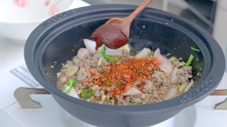 肉末石锅豆腐,一锅熟,1勺<a style='color:red;display:inline-block;' href='/shicai/ 8426'>韩式辣酱</a>