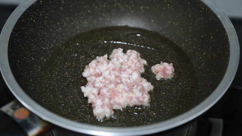 水嫩蒸蛋,锅里烧热油,下五花肉煸炒