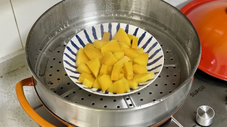 南瓜红枣糯米糕,软糯香甜,做法简单,把南瓜放入蒸锅,蒸15分钟至软烂。