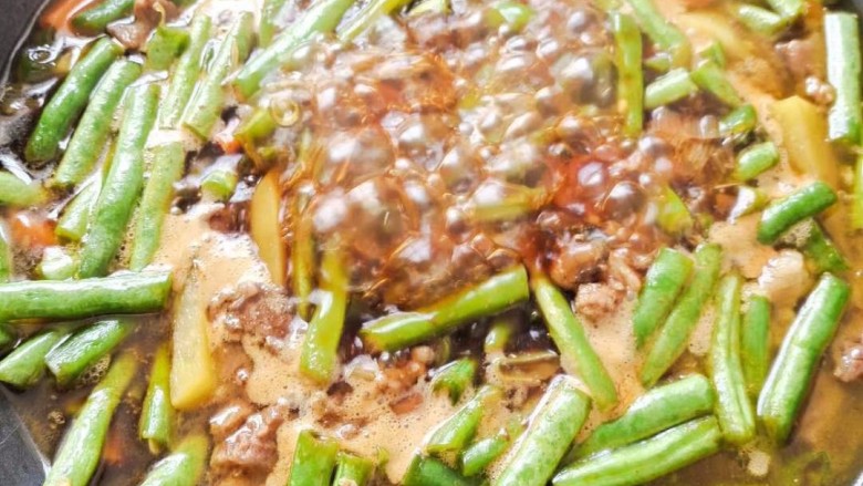 豆角焖肉,15分钟后,加入豆角和鹌鹑蛋再炖煮10分钟左右。