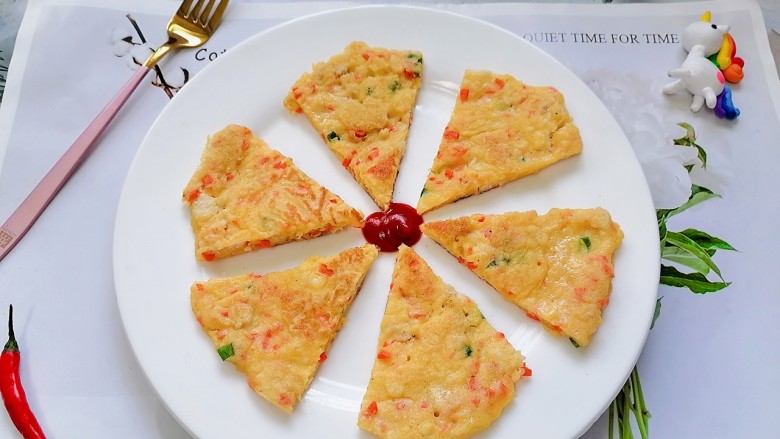 胡萝卜鸡肉饼,拍上成品图,一道美味又营养的胡萝卜鸡肉饼就完成了,吃的时候配上番茄酱非常美味。