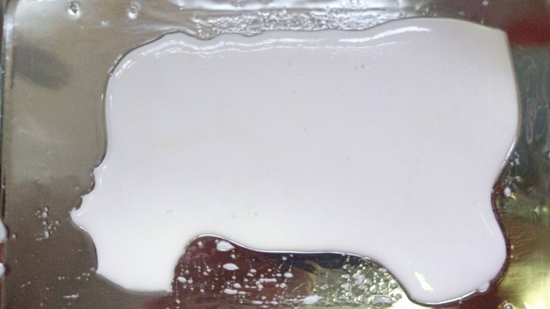 鸡蛋肠粉,舀一勺调好的粉,加入一勺蛋液