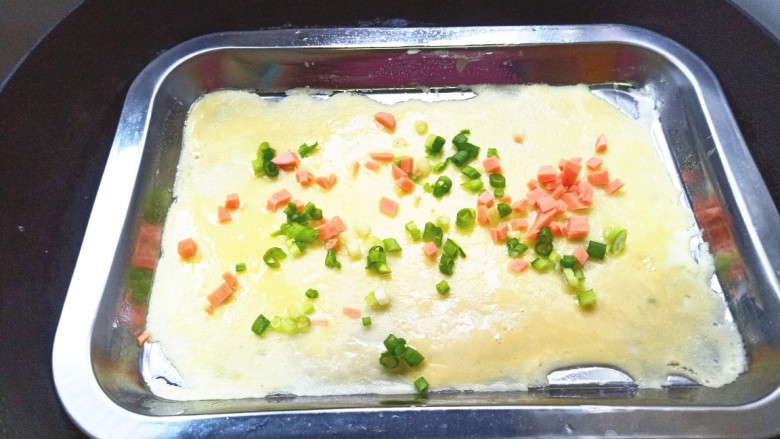 鸡蛋肠粉,撒上香葱碎,火腿肠碎,上锅蒸
