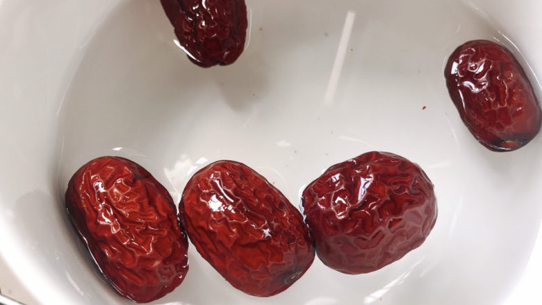 红枣小米燕麦粥,红枣洗去表面的尘