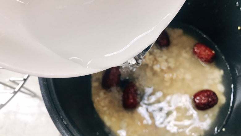 红枣小米燕麦粥,加入适量水