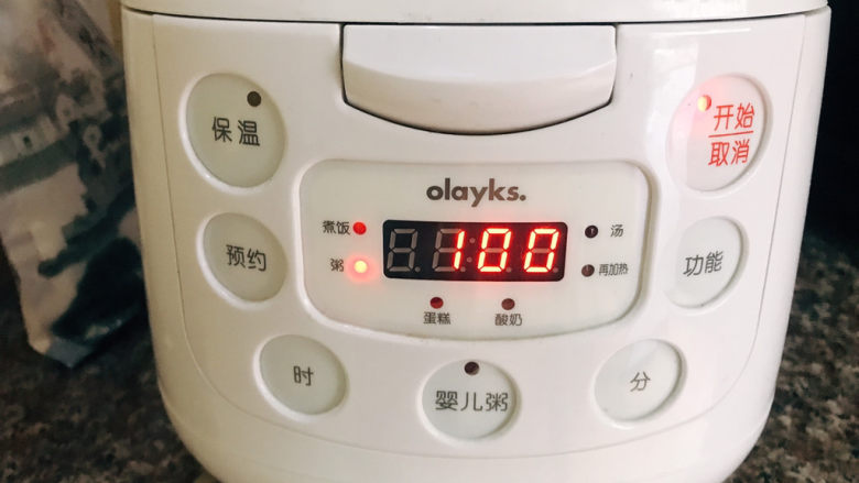 红枣小米燕麦粥,按下煮粥键