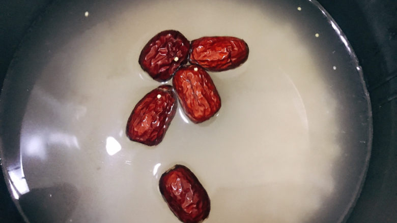 红枣小米燕麦粥,加平时煮粥的水量即可