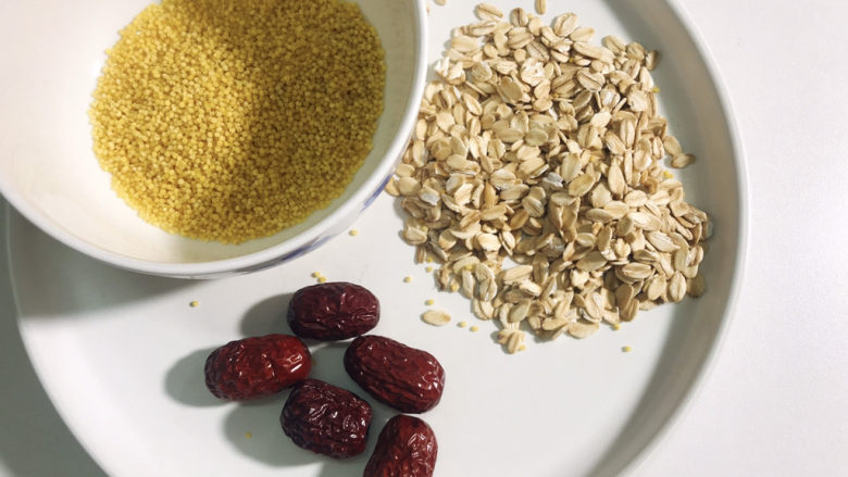 红枣小米燕麦粥,准备食材:<a style='color:red;display:inline-block;' href='/shicai/ 493'>小米</a>，<a style='color:red;display:inline-block;' href='/shicai/ 495'>燕麦</a>，<a style='color:red;display:inline-block;' href='/shicai/ 2470'>红枣</a>