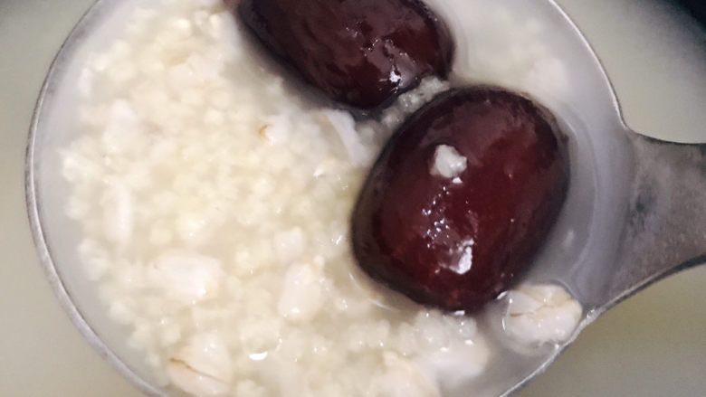 红枣小米燕麦粥,电饭锅跳至保温键，粥就煮好啦