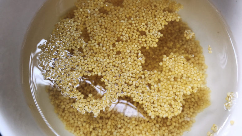 红枣小米燕麦粥,小米用水清洗干净