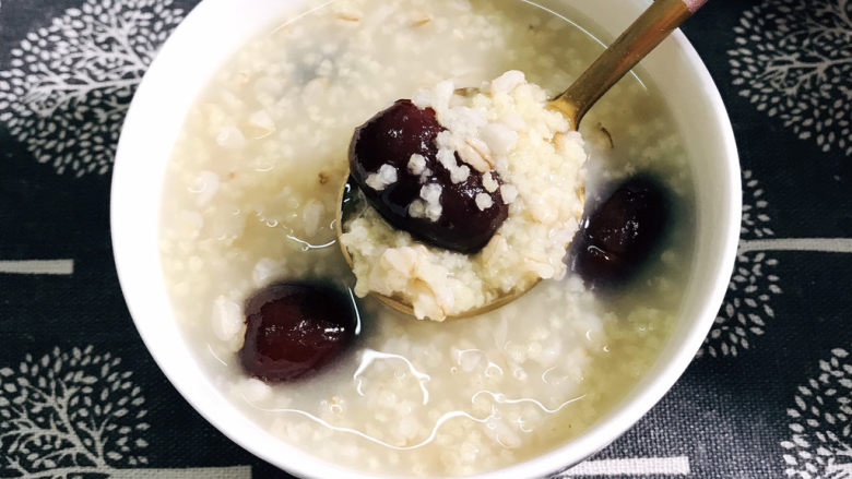 红枣小米燕麦粥,红枣小米燕麦粥~