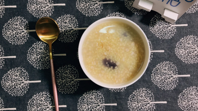 红枣小米燕麦粥,想吃甜的可以自己加点红糖